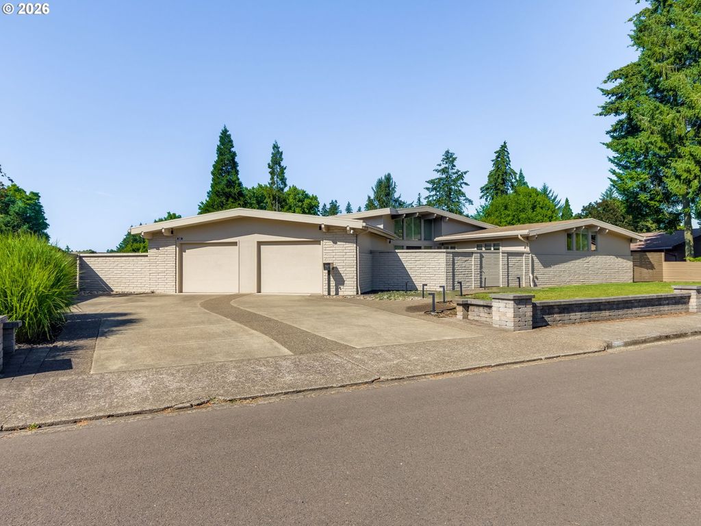 Image 1 of property listing at 2035 Nw SAINT ANDREWS Dr, Mc Minnville, OR 97128