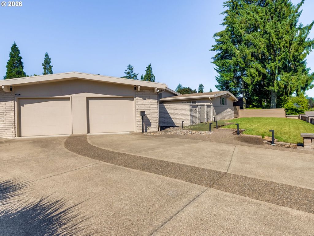 Image 2 of property listing at 2035 Nw SAINT ANDREWS Dr, Mc Minnville, OR 97128