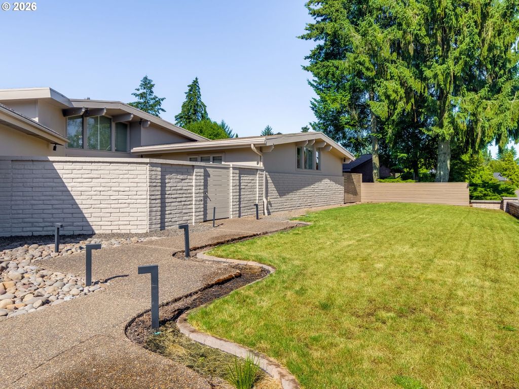 Image 3 of property listing at 2035 Nw SAINT ANDREWS Dr, Mc Minnville, OR 97128