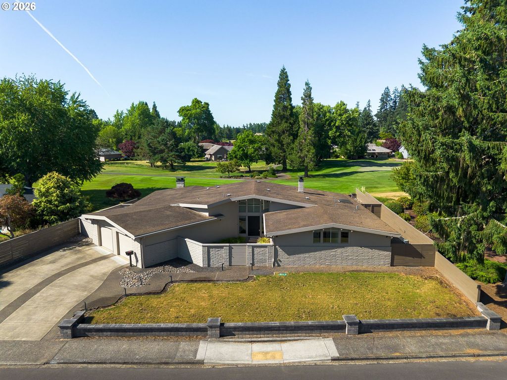 Image 42 of property listing at 2035 Nw SAINT ANDREWS Dr, Mc Minnville, OR 97128