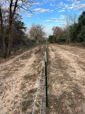 1803 Doe Run Drive, Waelder, TX 78959