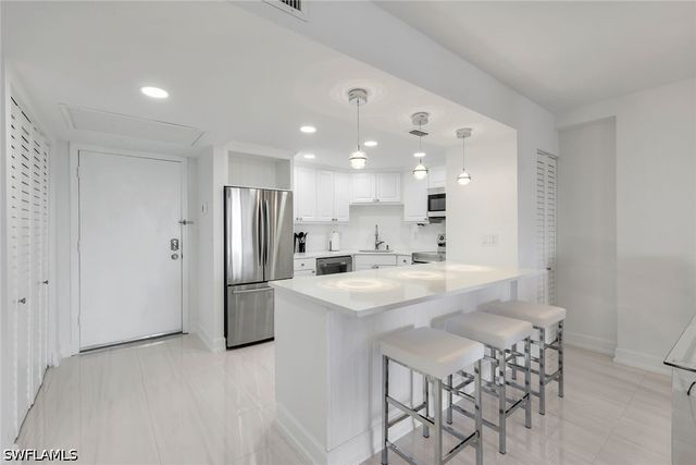 5 Bluebill AVE 410, Naples, FL 34108