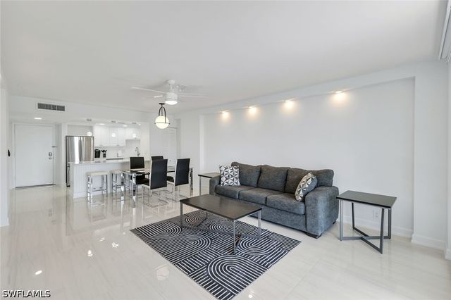 5 Bluebill AVE 410, Naples, FL 34108