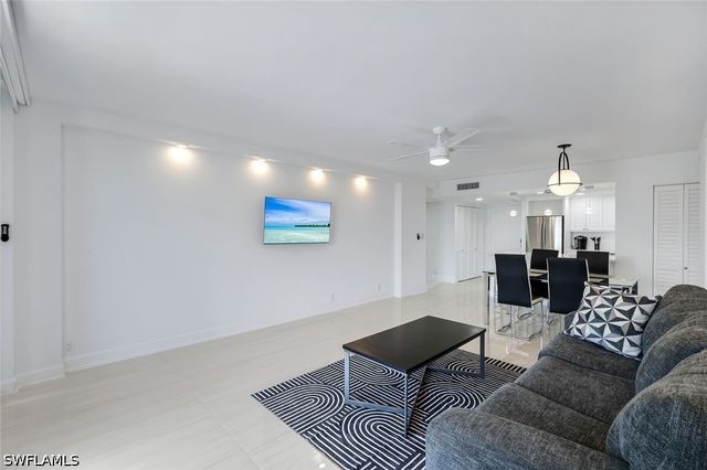 5 Bluebill AVE 410, Naples, FL 34108