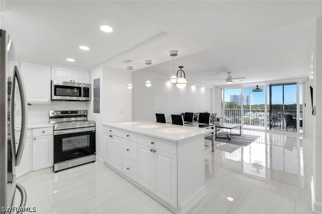 5 Bluebill AVE 410, Naples, FL 34108