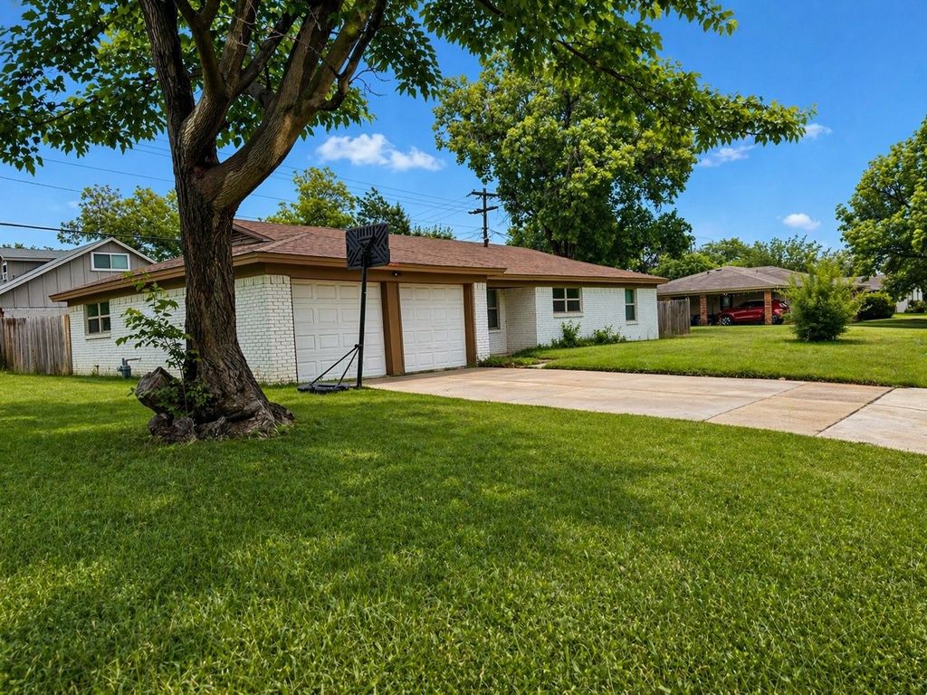 812 Irwin Drive, Hurst, TX 76053