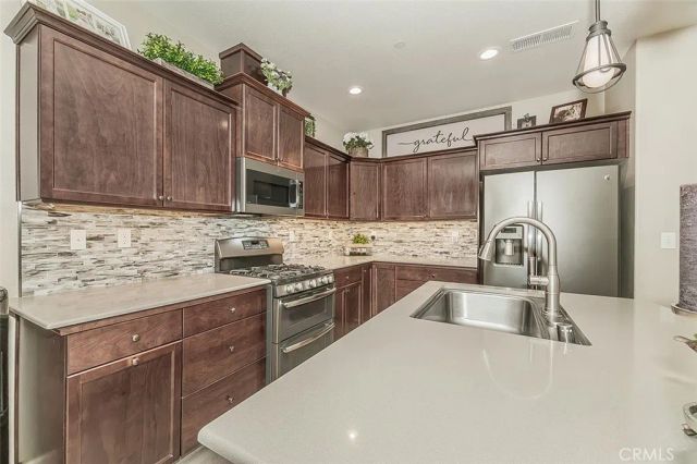 7049 N Cedar Hill, Fresno, CA 93722