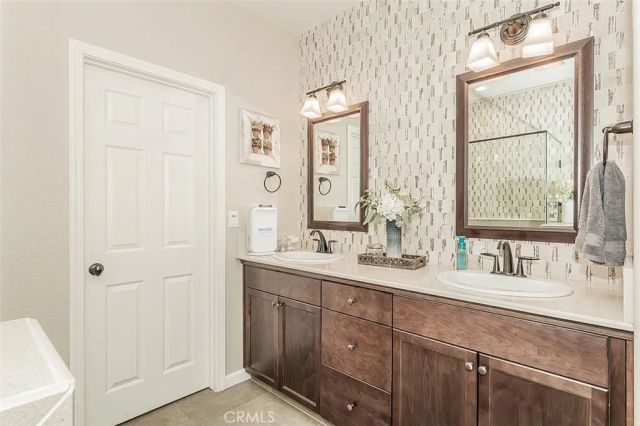 7049 N Cedar Hill, Fresno, CA 93722