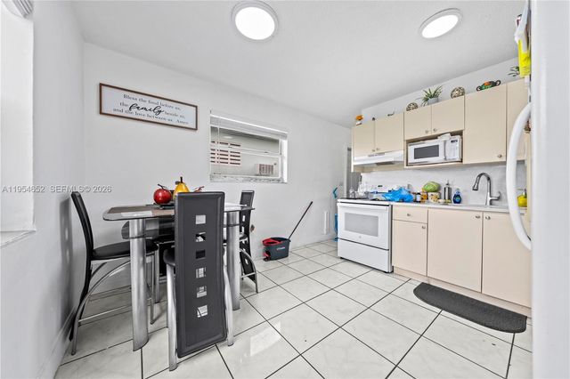 2110 NW 34th St, Miami, FL 33142