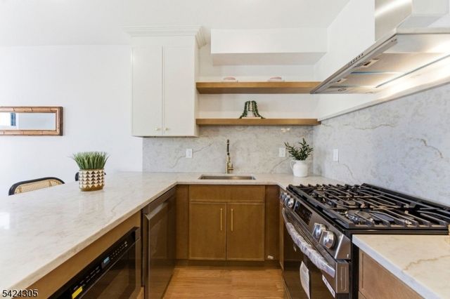 113 Oak St 2, Jersey City, NJ 07304