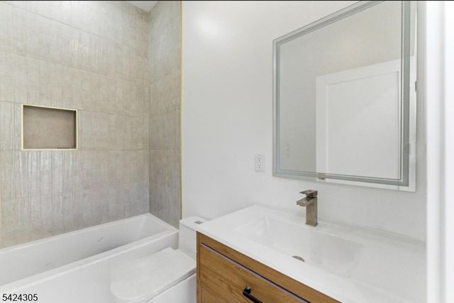 113 Oak St 2, Jersey City, NJ 07304