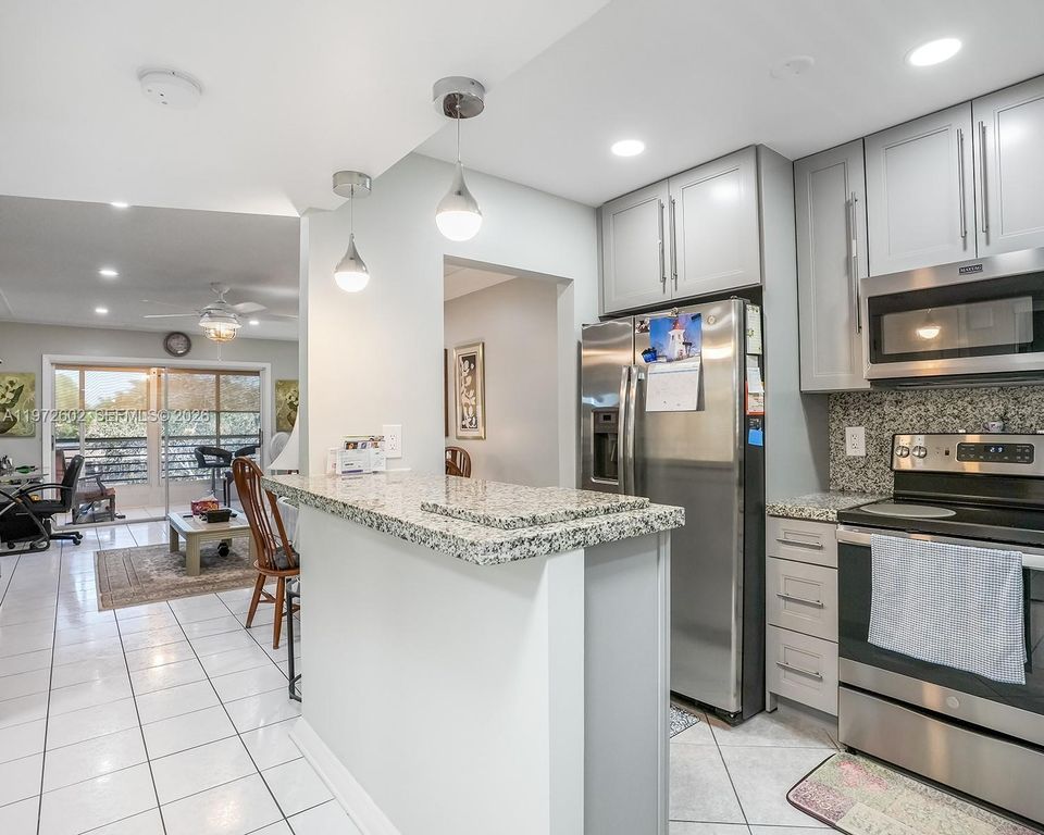 9001 Sunrise Lakes Blvd 301, Sunrise, FL 33322