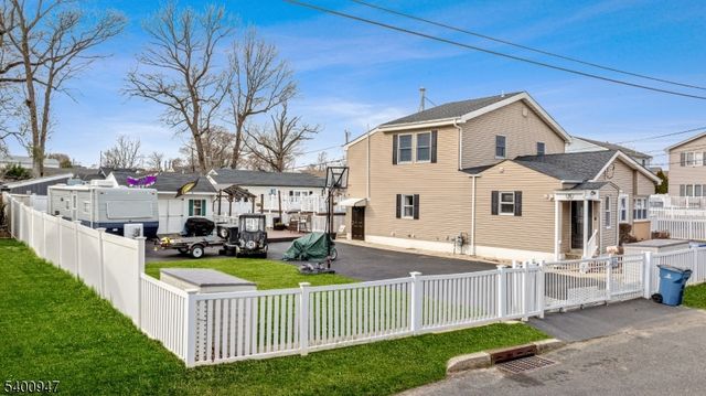 57 Pacific Blvd, Old Bridge Twp., NJ 07735