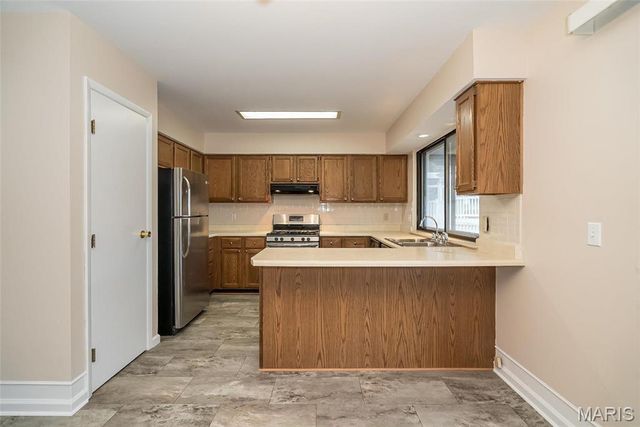 2018 Creekpoint Drive, St Peters, MO 63376