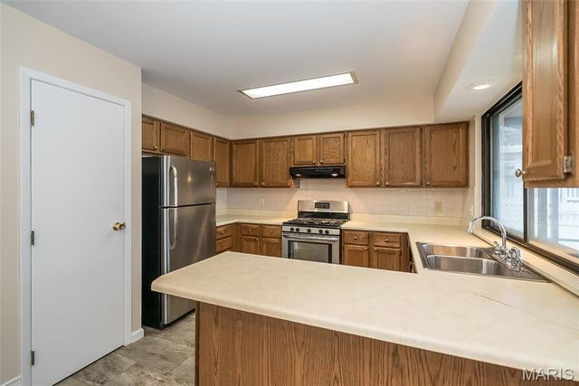 2018 Creekpoint Drive, St Peters, MO 63376