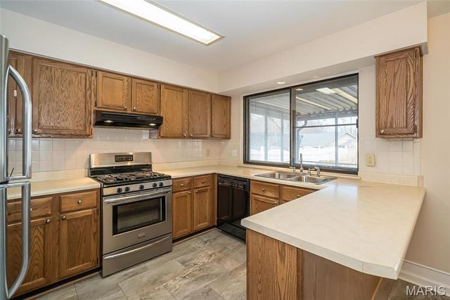 2018 Creekpoint Drive, St Peters, MO 63376