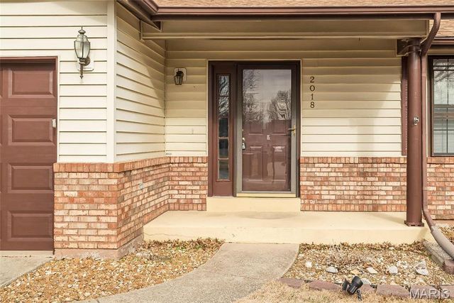 2018 Creekpoint Drive, St Peters, MO 63376
