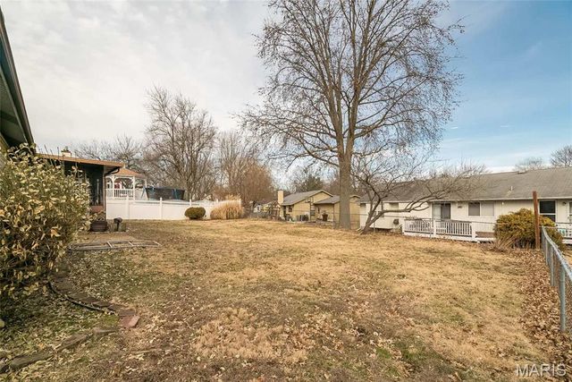 2018 Creekpoint Drive, St Peters, MO 63376