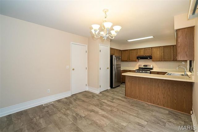 2018 Creekpoint Drive, St Peters, MO 63376