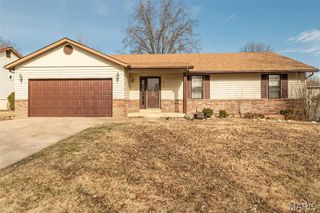 2018 Creekpoint Drive, St Peters, MO 63376