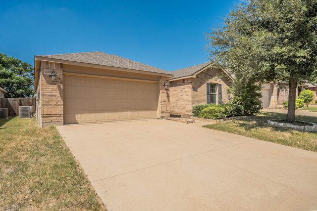 7525 Berrenda Drive, Fort Worth, TX 76131