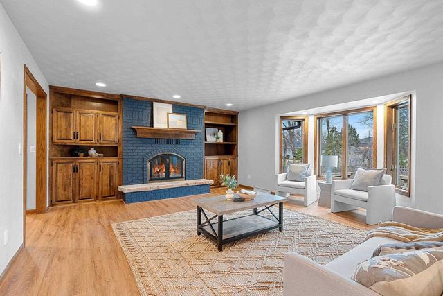 1236 MEADOWVIEW DRIVE, Menasha, WI 54952