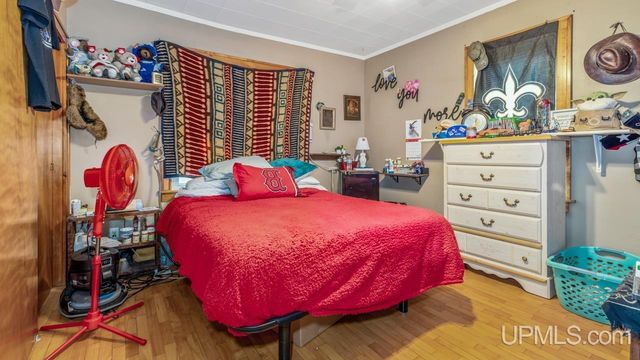 1305 W B Street, Iron Mountain, MI 49801