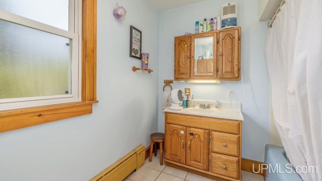 1305 W B Street, Iron Mountain, MI 49801
