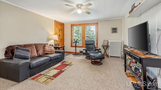 1305 W B Street, Iron Mountain, MI 49801