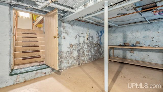 1305 W B Street, Iron Mountain, MI 49801