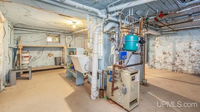 1305 W B Street, Iron Mountain, MI 49801