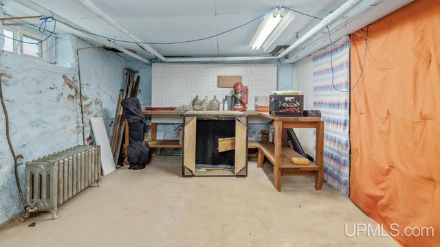 1305 W B Street, Iron Mountain, MI 49801