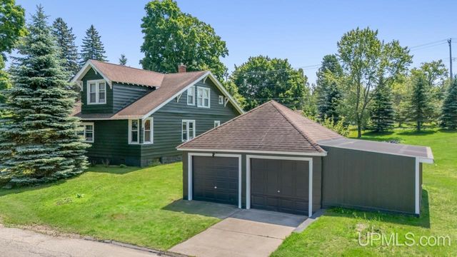 1305 W B Street, Iron Mountain, MI 49801