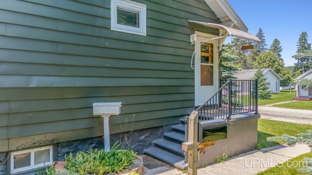 1305 W B Street, Iron Mountain, MI 49801