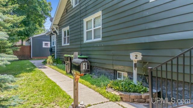 1305 W B Street, Iron Mountain, MI 49801