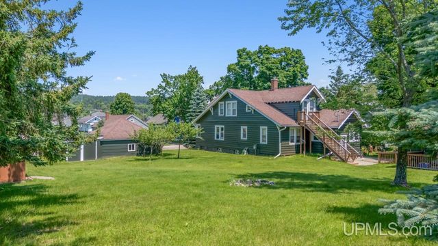 1305 W B Street, Iron Mountain, MI 49801