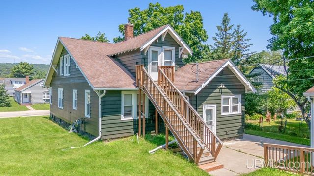 1305 W B Street, Iron Mountain, MI 49801