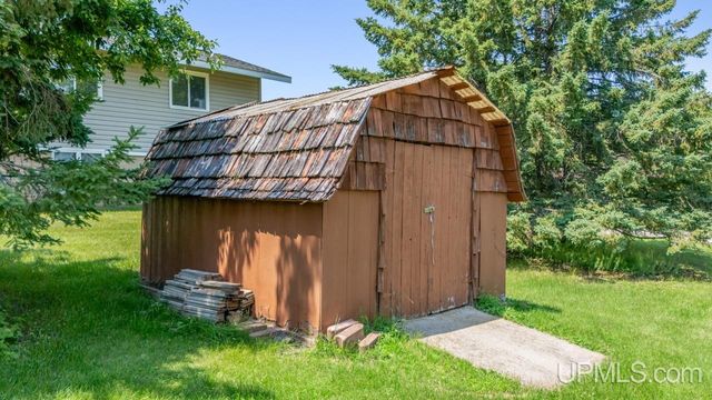1305 W B Street, Iron Mountain, MI 49801