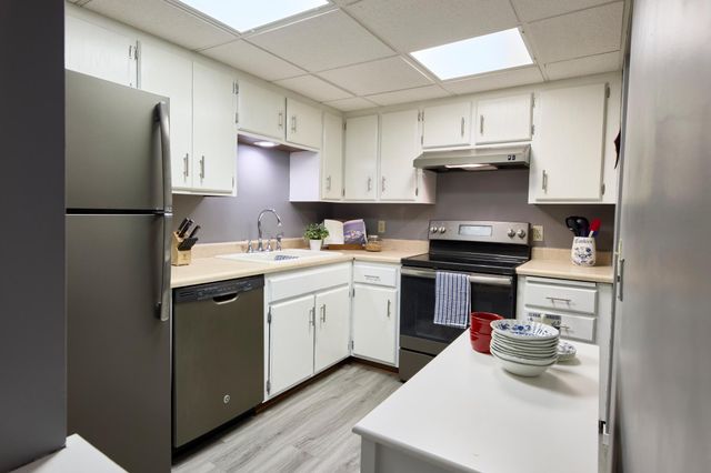 5140 W 102nd Street 304, Bloomington, MN 55437