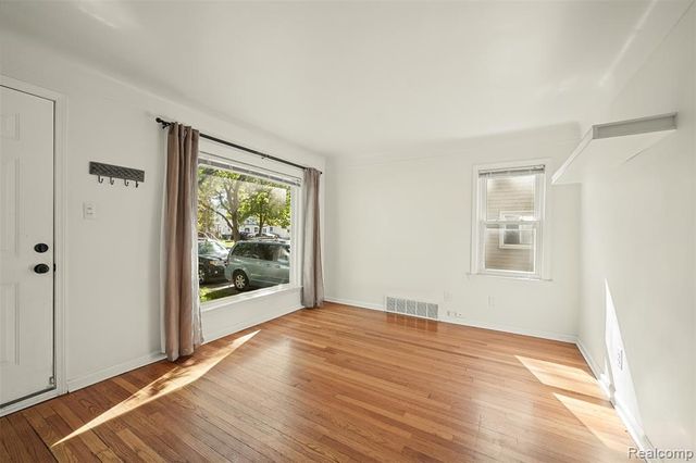 24351 Parklawn Street, Oak Park, MI 48237