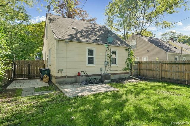 24351 Parklawn Street, Oak Park, MI 48237