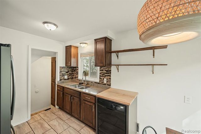 24351 Parklawn Street, Oak Park, MI 48237