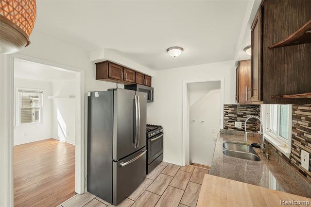 24351 Parklawn Street, Oak Park, MI 48237