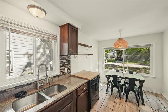 24351 Parklawn Street, Oak Park, MI 48237