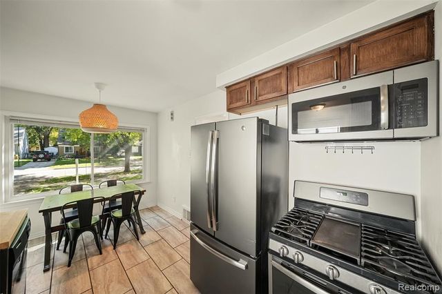 24351 Parklawn Street, Oak Park, MI 48237