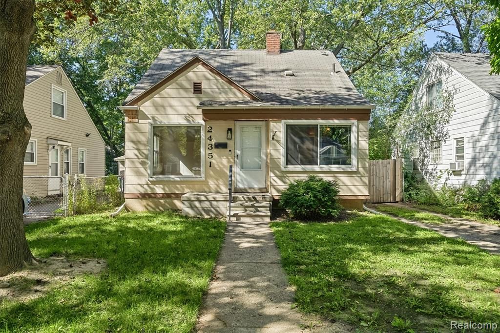 24351 Parklawn Street, Oak Park, MI 48237