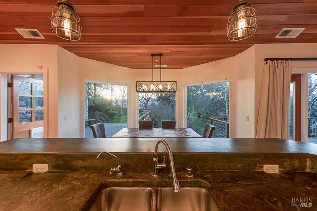 801 Samantha Ct, Healdsburg, CA 95448