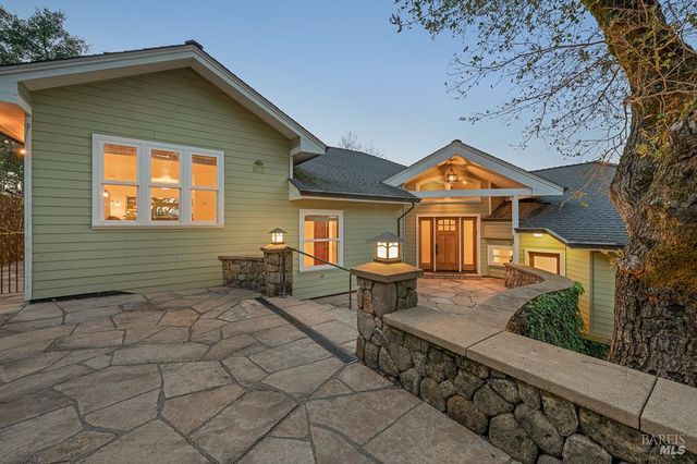 801 Samantha Ct, Healdsburg, CA 95448