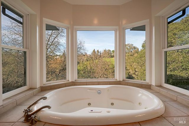 801 Samantha Ct, Healdsburg, CA 95448