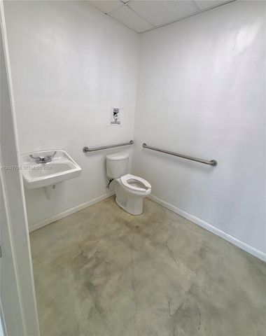 6741 SW 8th St 6747, Miami, FL 33144